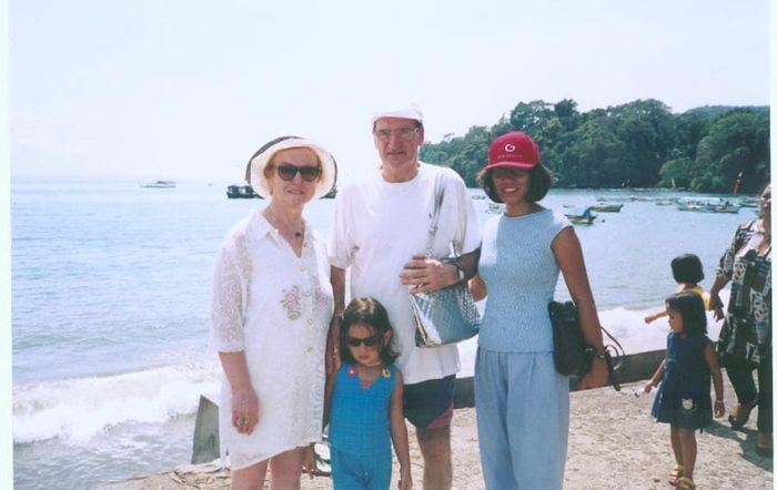 Ibel saat berpose bareng kakek-nenek dari Belgia.