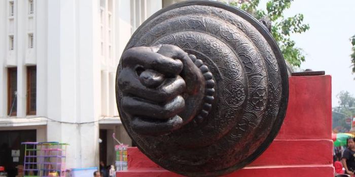 Meriam Si Jagur, Kisah dan Kontroversi Simbol Tangan Mengepal yang Dianggap Porno