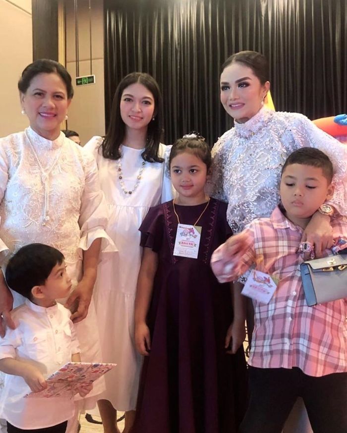 Perut Selvi Ananda yang jadi perbincangan publik.