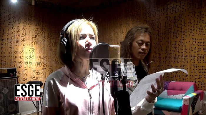 Barbie Kumalasari saat rekaman lagu