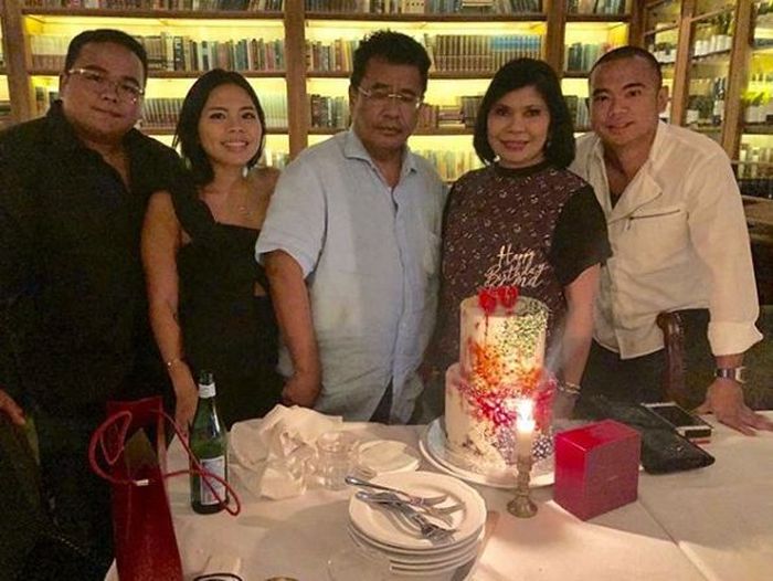 Hotman Paris tampak pucat saat berfoto bersama istri dan ketiga anaknya