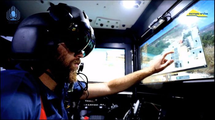 Tank dengan helm F-35