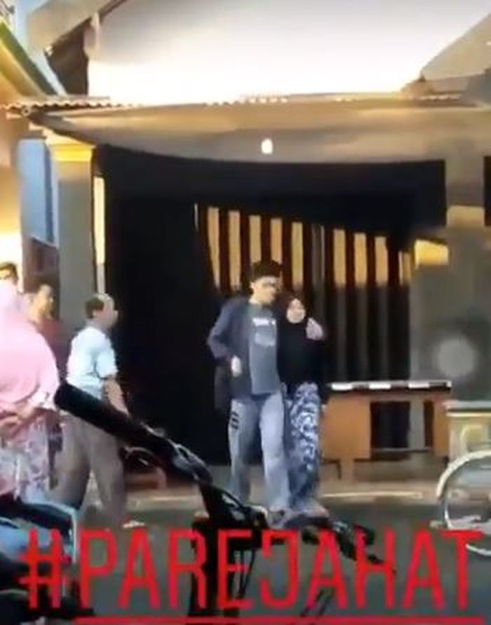 sang wanita lebih memilih bersama pria jangkung yang ternyata teman dekat pria berkacamata