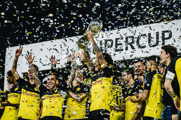 Para pemain Dortmund merayakan kemenangan dalam pertandingan DFL Supercup 2019 antara Borussia Dortmund dan Bayern Muenchen di Signal Iduna Park, 3 Agustus 2019, di Dortmund, Jerman.