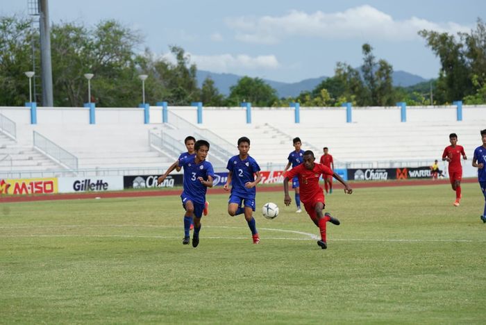 Bek timnas U-15 Indonesia, Alexandro Felix Kamuru (kanan) ditempel ketat oleh pemain-pemain Filipina pada matchday keempat Piala AFF U-15 2019.