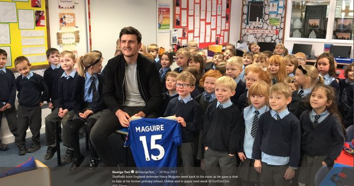 Harry Maguire berpose bersama anak-anak di tempat di mana dia bersekolah dulu.