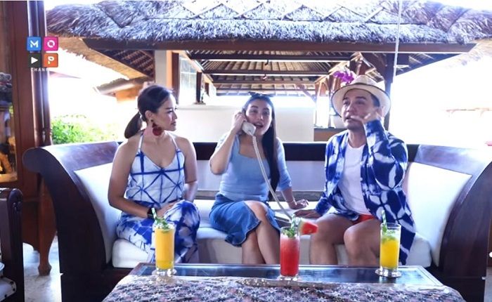 Ayu pura-puranya ditelepon sang ayah yang mengatakan jika Shaheer Sheikh akan melamarnya