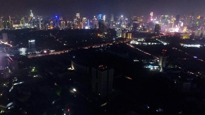 Padamnya aliran listrik di Jakarta pada Minggu (4/8/2019)
