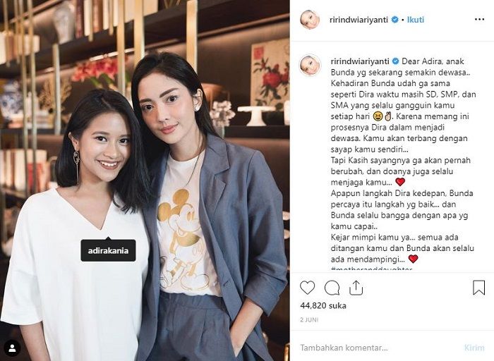 Ririn berfoto dengan anak tirinya