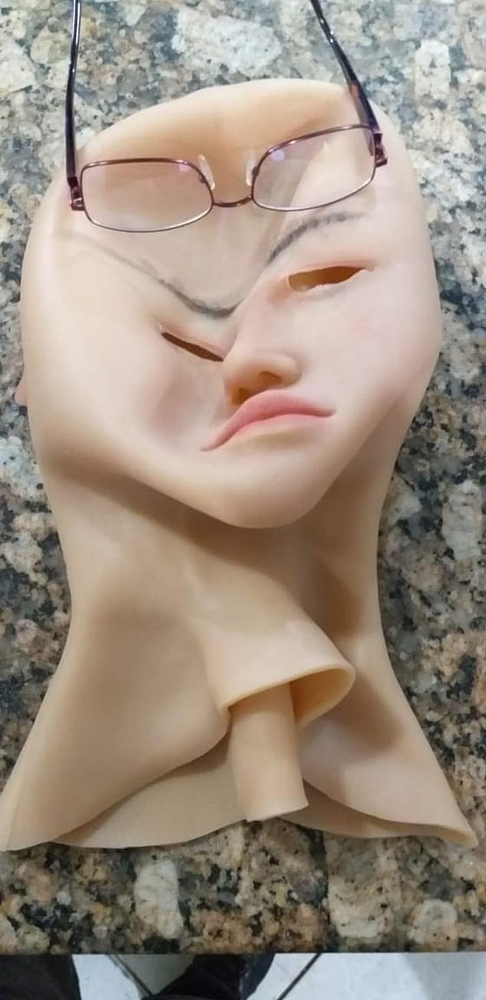 Topeng yang digunakan Clauvino untuk menyamar