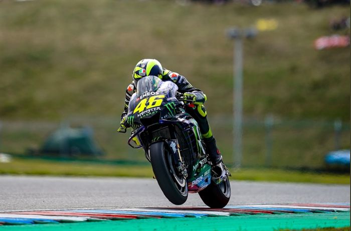 ECU bisa meminimalisir wheelie seperti yang dialami Valentino Rossi ini dengan mengatur besarnya hambatan pada tenaga mesin yang dilepaskan.