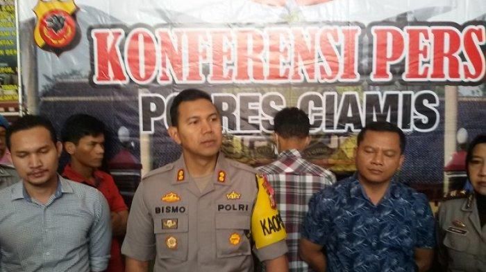 AS (38, baju kotak-kotak) tersangka pelaku perusakan pos satpam kediaman Menteri Susi Pudjiastuti di Pangandaran terancam hukuman 2 tahun 8 bulan penjara sesuai ketentuan pasal 406 KUHP.