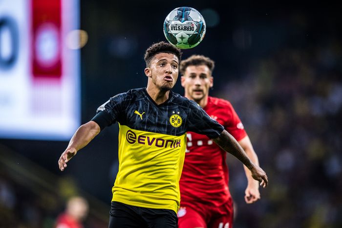 Jadon Sancho (kiri) beraksi melewati Leon Goretzka dalam partai DFL Supercup 2019 antara Borussia Dortmund dan Bayern Muenchen di Signal Iduna Park, 3 Agustus 2019, di Dortmund, Jerman.