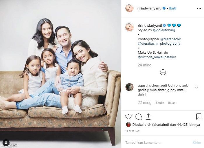 Sesi foto keluarga Ririn Dwi Ariyanti dan Aldi Bragi