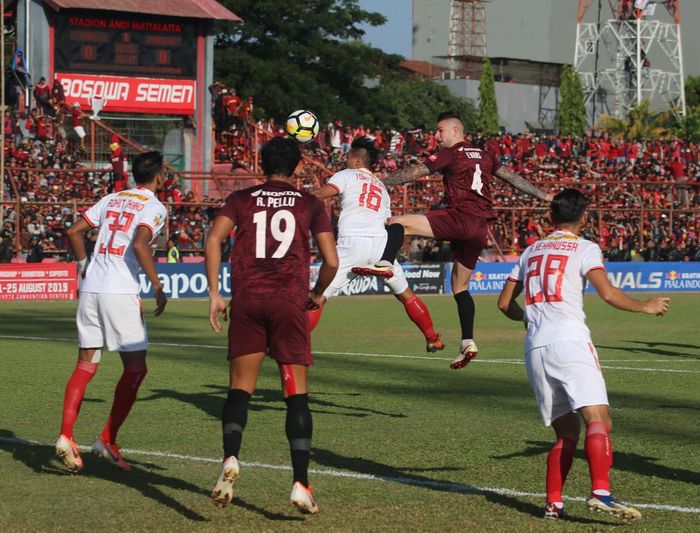 Duel udara bek Persija, Tony Sucipto dan pemain bertahan PSM Makassar, Aaron Evans pada laga final kedua Piala Indonesia 2018 di Stadion Andi Mattalatta, Kota Makassar, 6 Agustus 2019. 
