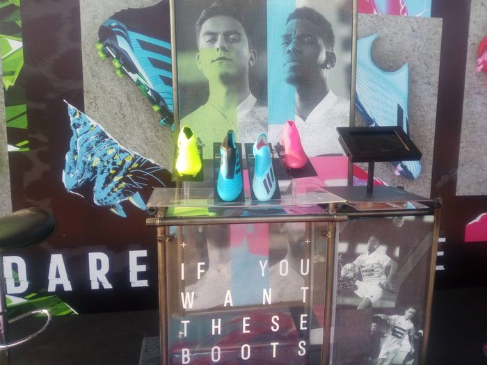 Fisik Football dan adidas Indonesia memamerkan sepatu keluaran terbaru dengan edisi bernama Hardwired Pack yang memiliki empat varian, yakni PREDATOR, COPA, X dan NEMEZIZ pada acara yang berlangsung Selasa (6/8/2019) di Lapangan Panahan, Senayan, Jakarta Pusat.