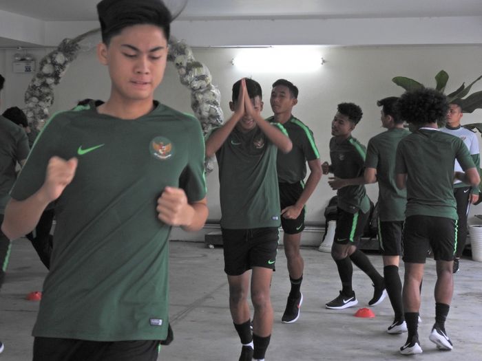 Para pemain timnas U-18 Indonesia berlatih ringan jelang laga perdana kontra Filipina pada piala AFF U-18 2019 di Vietnam.