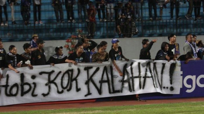 Ratusan suporter PSIS Semarang masuk ke lapangan dan menolak untuk menyayikan anthem usai PSIS Semarang tumbang 1-3 dari Persipura Jayapura di Stadion Moch Soebroto, Magelang, Selasa (6/8/2019).