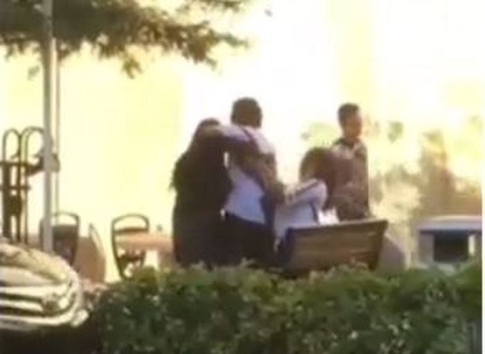 video seorang pria ribut dengan 2 wanita di Malioboro, Yogyakarta.