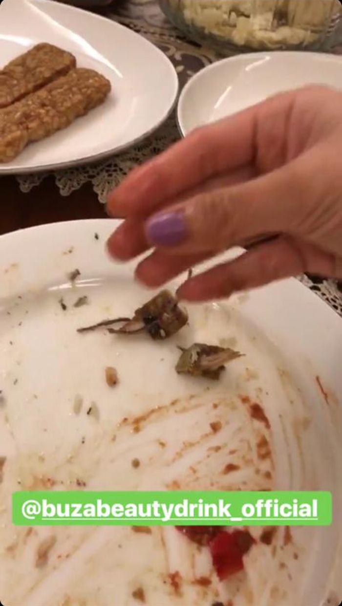 Bunga Zainal makan dengan tangan