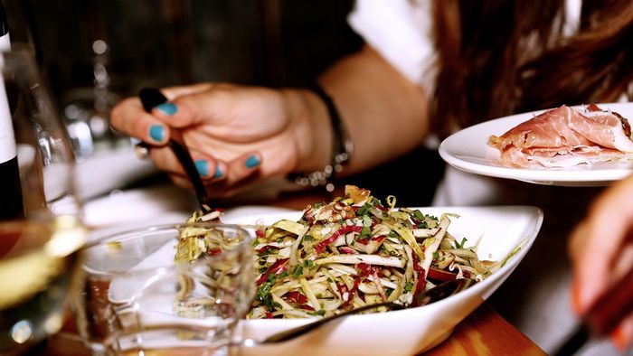 Ilustrasi makan daging