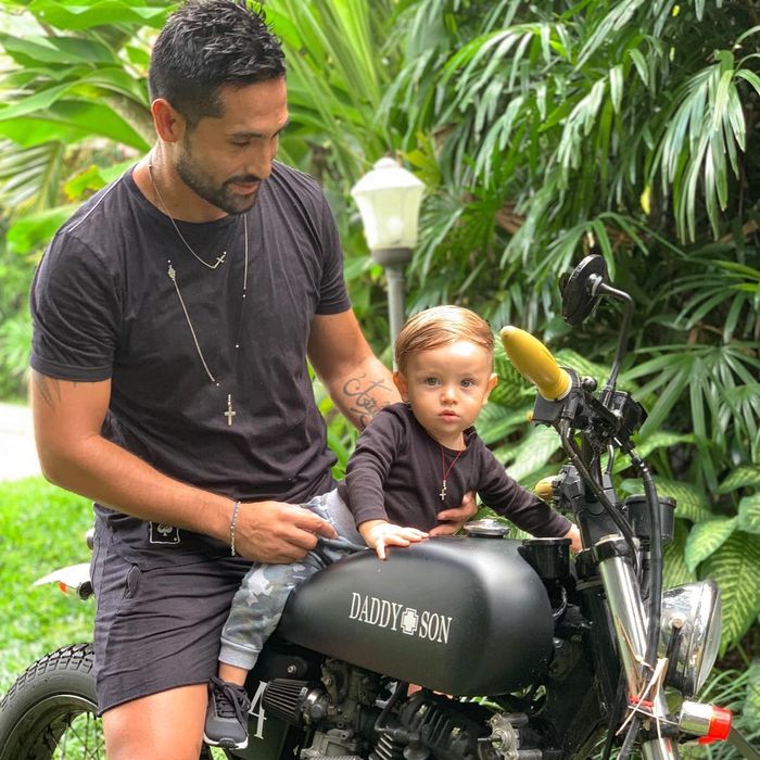 Gaston Castano dan anaknya berpose di atas motor
