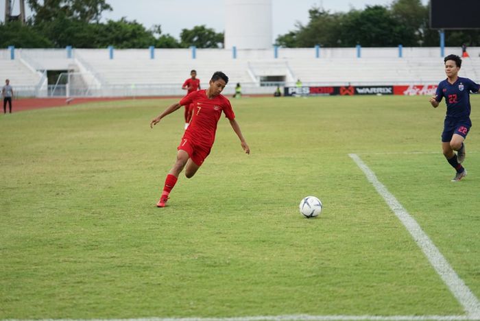 Aksi pemain timnas U-15 Indonesia, Mochamad Faizal Shaifullah pada laga semifinal Piala AFF U-15 2019 kontra timnas U-15 Thailand, di Stadion IPE Chonburi, Rabu (7/8/2019).