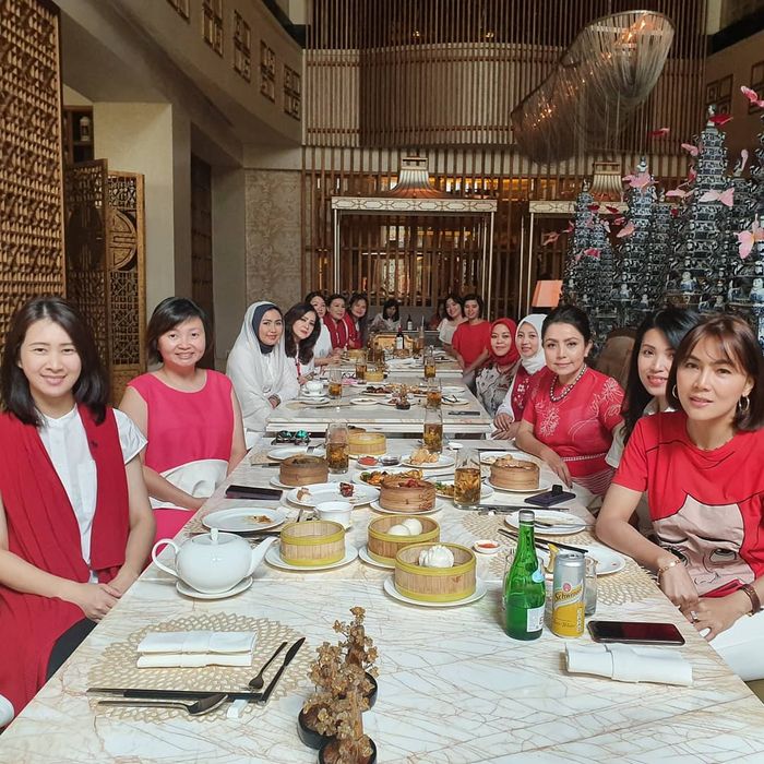Mayangsari makan siang bersama dengan geng sosialita