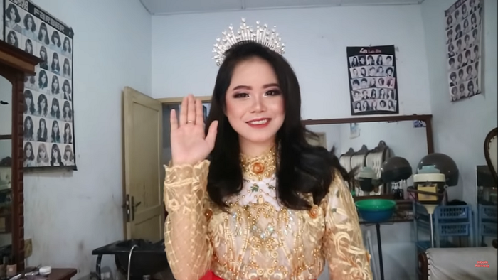 Pebbi Lieyanti tampil cantik bak Miss Universe dengan mahkota di kepala.