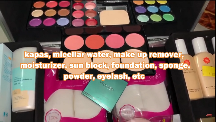 Isi box alat makeup.