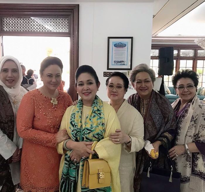 Halimah bersama dengan Titiek Soeharto