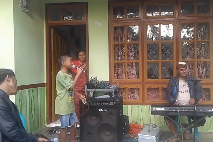 Potret dari Video Betrand Peto saat menyanyikan lagu Titip Rindu buat Ayah yang prnah viral di media sosial.
