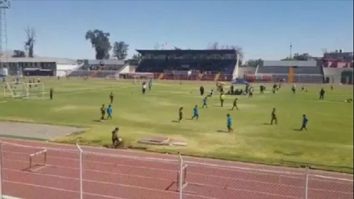 Detik-detik pesepak bola berusia 8 tahun masuk ke saluran drainase stadion di Arequipa, Peru.