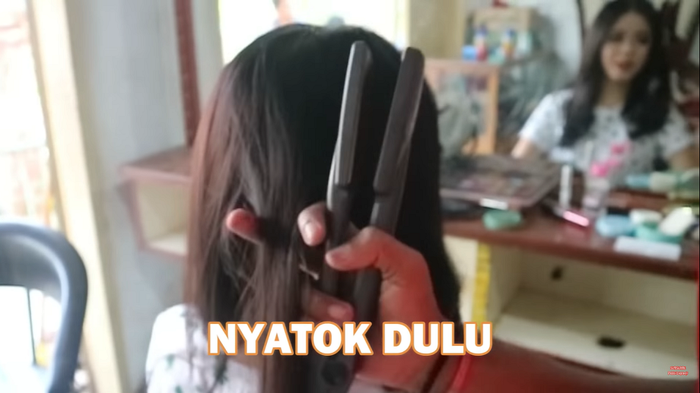 Tatanan rambut curly untuk sang youtuber.