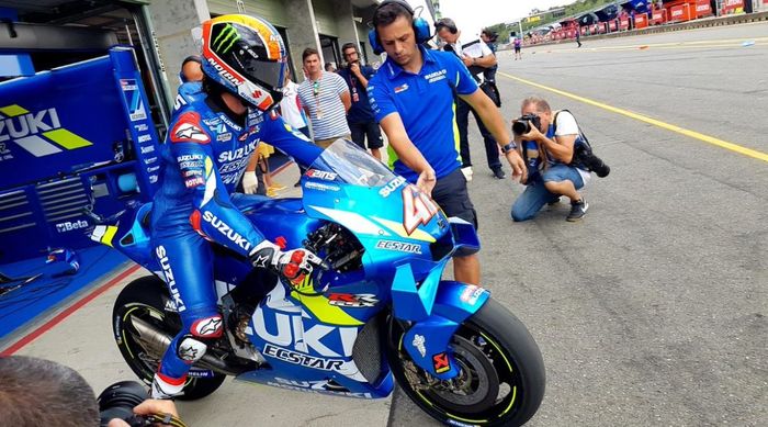 Pembalap Suzuki Ecstar, Alex Rins melakukan persiapan akhir pada tes di Autodromo Brno, Republik Ceska, Senin (5/8/2019)