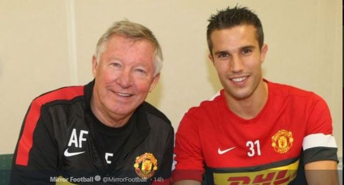 Eks penyerang Manchester United, Robin van Persie bersama pelatih legendaris Sir Alex Ferguson.