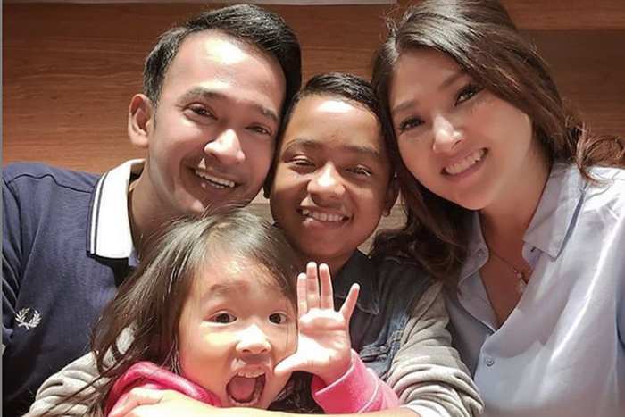 Betrand Peto bersama keluarga Ruben Onsu