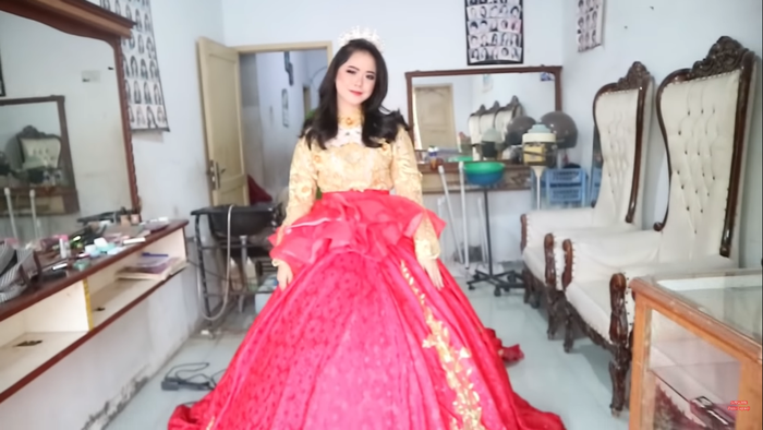 Pebbi Lieyanti tampil anggun dan cantik dengan gaun pengantin mewah.