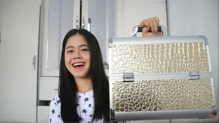 Satu box alat makeup yang dihadiahkan Pebbi pada pemilik salon.
