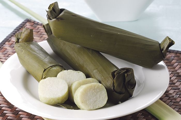 Lontong dengan daun pisang
