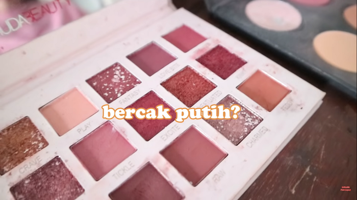 Makeup yang sudah berjamur.