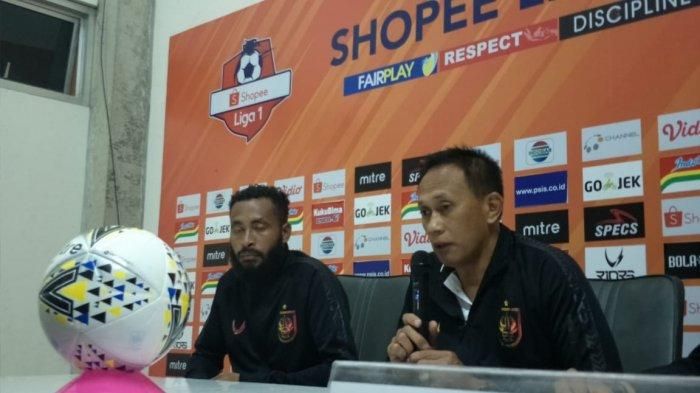 Asisten pelatih PSIS Semarang, Widyantoro saat memberikan keterangan pers usai laga melawan Persipura Jayapura. Pertandingan tersebut berakhir dengan skor 3-1 untuk kemenangan tim Mutiara Hitam.