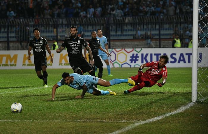 Aksi mantan striker Persela Lamongan, Alex dos Santos Goncalves, saat menyerang pertahanan Persib Bandung pada laga pekan ke-13 Liga 1 2019.