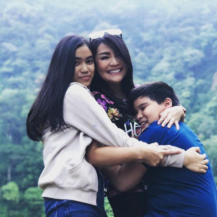 Andisa Leota bersama Mama Tessa Kaunang dan adiknya.
 