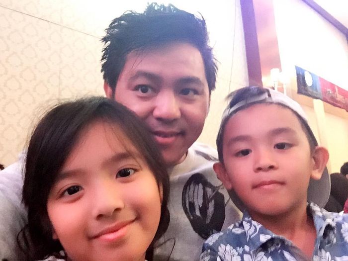 Steven Rumangkang merawat dua anaknya sendiri