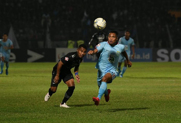 Pemain Persib Bandung, Ardi Idrus, berebut bola dengan winger Persela Lamongan, Sugeng Efendi, dalam pertandingan pekan ke-13 Liga 1 2019.