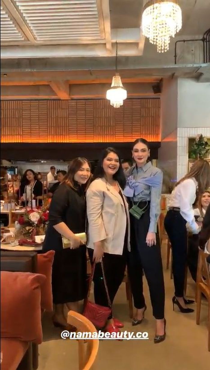 Tampilan <a href='https://kupang.tribunnews.com/tag/kahiyang-ayu' title='Kahiyang Ayu'>Kahiyang Ayu</a> saat acara soft launching NAMA Beauty bersama <a href='https://kupang.tribunnews.com/tag/luna-maya' title='Luna Maya'>Luna Maya</a>