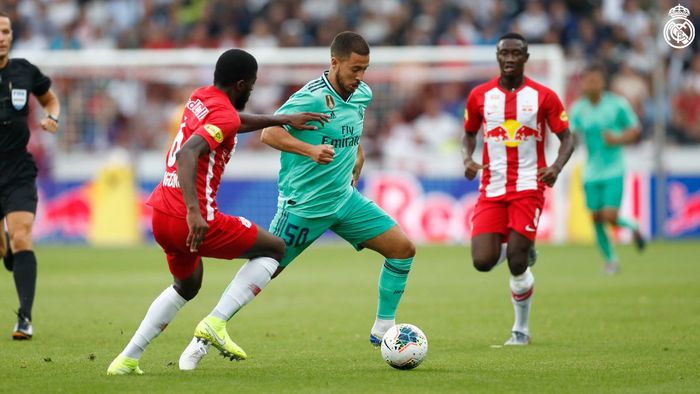 Winger <a href='https://makassar.tribunnews.com/tag/real-madrid' title='Real Madrid'>Real Madrid</a>, <a href='https://makassar.tribunnews.com/tag/eden-hazard' title='Eden Hazard'>Eden Hazard</a>, menggiring bola dalam laga persahabatan melawan RB Salzburg di Red Bull Arena, Wals-Siezenheim, 7 Agustus 2019.