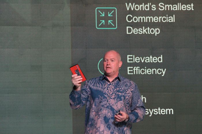 Lee Highsmith (Senior Worldwide Competitive Analyst, Lenovo Intelligent Devices Group, PCs & Smart Devices Business) menampilkan ThinkCentre Nano yang diklaim sebagai PC desktop komersial terkecil di dunia pada Lenovo Transfrom 3.0.