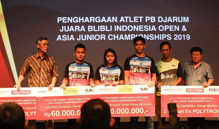 Dari kiri ke kanan, Fung Permadi (Manajer tim PB Djarum), Leo Rolly Carnando, Indah Cahya Sari Jamil, Daniel Marthin (juara Kejuaraan Asia 2019), Sigit Budiarto (pelatih PB Djarum,), dan Yoppy Rosimin (Program Director Bakti Olahraga Djarum Foundation) berpose dalam pemberian secara simbolis penghar